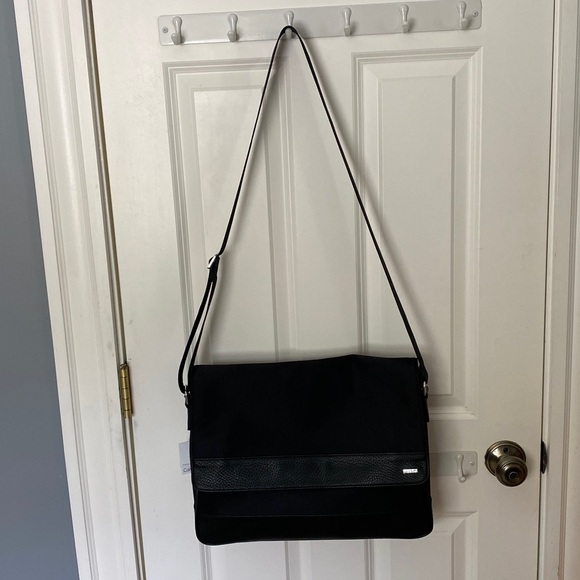 Black unisex computer Messenger Bag NWT - Picture 1 of 14